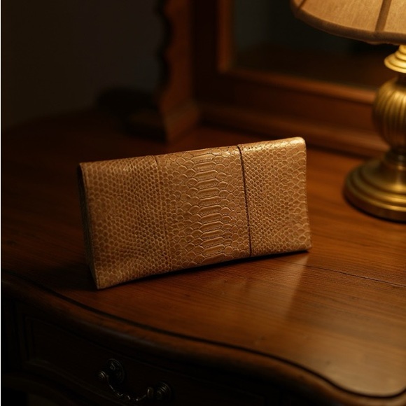 Snakeskin Print Tan Clutch Purse - Like New Condition, Never Used - Picture 1 of 3